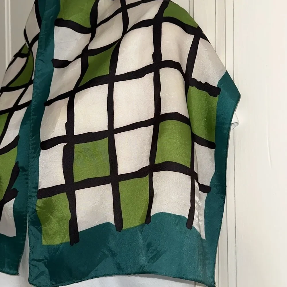 Vtg mid century mod white, black & green print square polyester‎ rectangle scarf